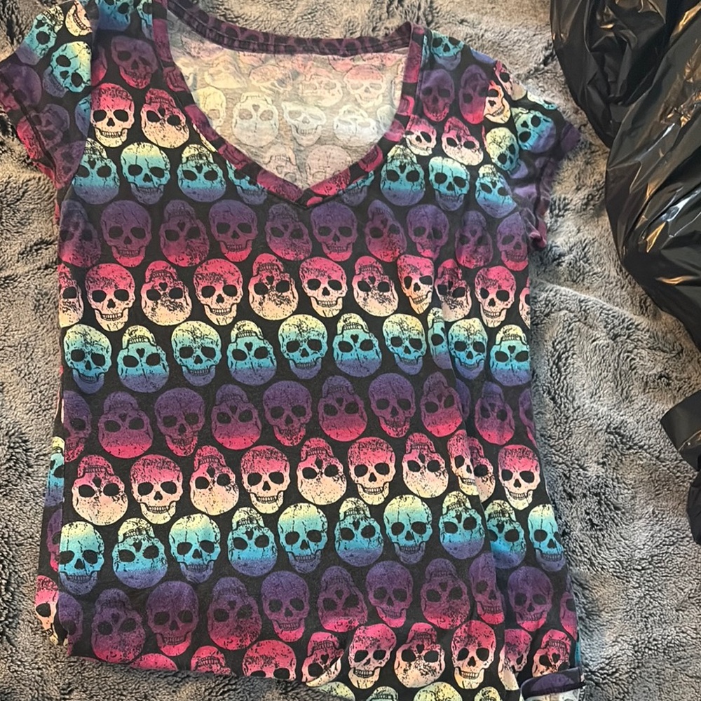 No Boundaries Multicolor Skull Graphic Tee - super soft